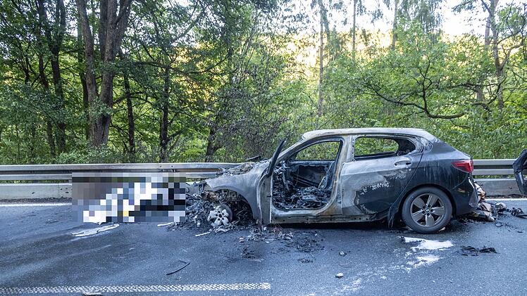 Tragischer Unfall: Motorradfahrer verbrennt nach Zusammenprall mit Auto
