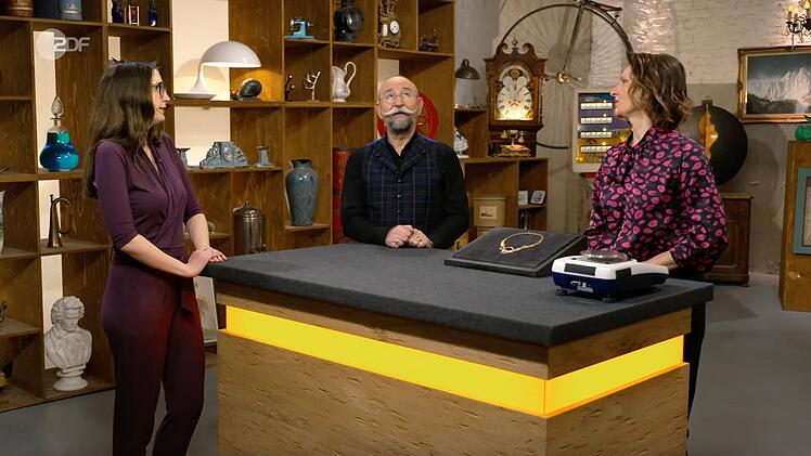 Mit einem begeisterten "Oh, welch ein Geschmeide" reagierte Horst Lichter in der Montagsausgabe von "Bares f&uuml;r Rares" (ZDF) auf ein besonderes Collier, das einst als Wertanlage gekauft wurde. Doch die Geschichte dahinter war bewegender: Denn urspr&uuml;nglich wollte die Mutter der Verk&auml;uferin den Schmuck selbst ins Pulheimer Walzwerk bringen.