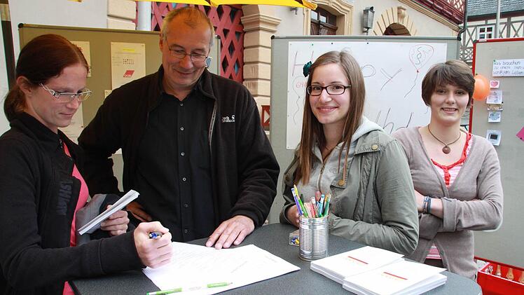 Melanie Weghorn (links) hatte beim Ausfüllen des Quiz' richtig Spaß. Danach resümiert sie: "Man müsste sich mehr damit befassen." Dozent Manfred Pappenberger und die Bufdis Anna-Lena Hermann und Lisa Westhäußer (von links) schauen nicht nur zu, sondern geben Tipps.
