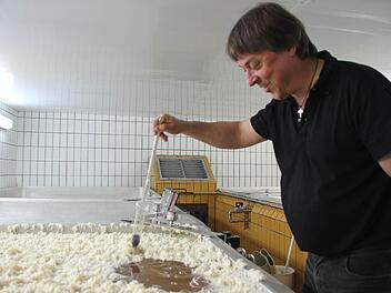Thomas Kaiser kontrolliert den Kronacher Goldhopfen beim Gären. Foto: Corinna Igler