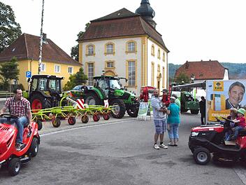 Ob Imkerei oder wie hier Traktoren: Der Maroldsweisacher Bauernmarkt zog an. Foto: Gerhard Schmidt