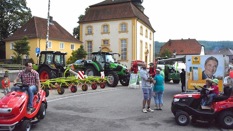 Ob Imkerei oder wie hier Traktoren: Der Maroldsweisacher Bauernmarkt zog an. Foto: Gerhard Schmidt