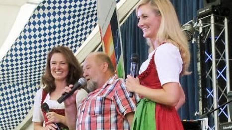 Gerhard aus Chemnitz überreicht Sigrid und Marina einen Blumenstrauß. Fotos: Daniela Pondelicek