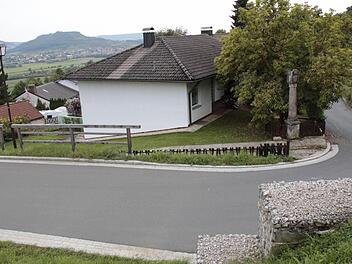 Der Besitzer dieses Grundstücks sollte für die Erschließungsstraße (oben) bezahlen. Er klagte und gewann. Foto: Josef Hofbauer