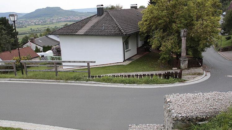 Der Besitzer dieses Grundstücks sollte für die Erschließungsstraße (oben) bezahlen. Er klagte und gewann. Foto: Josef Hofbauer