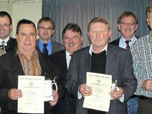 Roland Kolb, Timo Schunk und Georg Schrenker sind die Preisträger der Oberfränkischen Braugerstenschau 2014. Unser Bild zeigt (von links) Die beiden Vorsitzenden des Braugerstenvereins, Erhard Hildner und MdL Martin Schöffel, Timo Schunk, Landwirtschaftsoberrat Bernd Angermann, Landrat Klaus Peter Söllner, Roland Kolb, Bürgermeister Stefan Schaffranek und Georg Schrenker. Foto: Klaus-Peter Wulf