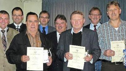 Roland Kolb, Timo Schunk und Georg Schrenker sind die Preisträger der Oberfränkischen Braugerstenschau 2014. Unser Bild zeigt (von links) Die beiden Vorsitzenden des Braugerstenvereins, Erhard Hildner und MdL Martin Schöffel, Timo Schunk, Landwirtschaftsoberrat Bernd Angermann, Landrat Klaus Peter Söllner, Roland Kolb, Bürgermeister Stefan Schaffranek und Georg Schrenker. Foto: Klaus-Peter Wulf