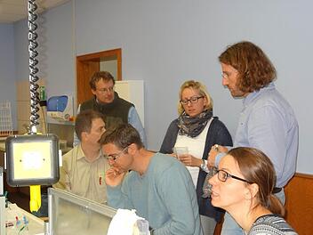 Lehrerfortbildung: Im Schullandheim Bauersberg im neu angeschafften Labor des MINT-Projektes mit dem Schwerpunkt Wasserchemie forschten die Lehrer, um ihren Horizont zu erweitern.  Foto: Marion Eckert