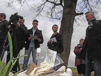Karl-Heinz Schmitt (rechts vorne) in seinem Element: Als Pressesprecher des Präsidiums unterrichtet er Journalisten über den Einsatz eines Sonderkommandos der Polizei Mitte März 2008 in Altershausen. Dort hatte die Polizei einen US-Soldaten erschossen, der zwei Frauen in seine Gewalt gebracht hatte. Der Mann war geflüchtet, von den Spezialkräften gestellt und in einer Bedrohungssituation getötet worden.  Foto: Ronald Rinklef