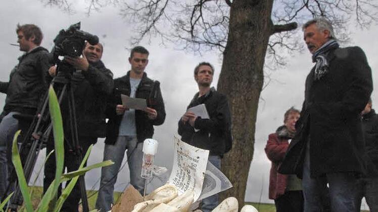 Karl-Heinz Schmitt (rechts vorne) in seinem Element: Als Pressesprecher des Präsidiums unterrichtet er Journalisten über den Einsatz eines Sonderkommandos der Polizei Mitte März 2008 in Altershausen. Dort hatte die Polizei einen US-Soldaten erschossen, der zwei Frauen in seine Gewalt gebracht hatte. Der Mann war geflüchtet, von den Spezialkräften gestellt und in einer Bedrohungssituation getötet worden.  Foto: Ronald Rinklef