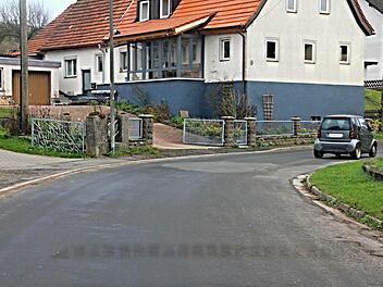 Der Smart parkt, sehr zum Unwillen der anliegenden Grundstückseigentümer, so, dass sie in ihrer Aus- oder Einfahrt erheblich behindert werden. Dadurch dass das Fahrzeug, wie hier erkennbar, auch nicht wie vorgeschrieben "äußerst rechts" steht, wird der Fahrbahnverlauf mehr als nötig eingeengt.  Foto: Helmut Will