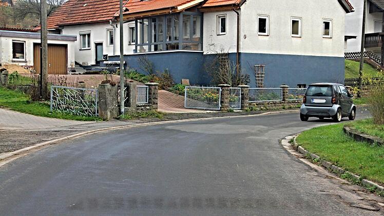 Der Smart parkt, sehr zum Unwillen der anliegenden Grundstückseigentümer, so, dass sie in ihrer Aus- oder Einfahrt erheblich behindert werden. Dadurch dass das Fahrzeug, wie hier erkennbar, auch nicht wie vorgeschrieben "äußerst rechts" steht, wird der Fahrbahnverlauf mehr als nötig eingeengt.  Foto: Helmut Will