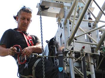 Ein Arbeiter der Firma Verantec beim B&uuml;hnenaufbau in zehn Metern H&ouml;he.  Foto: Benedikt Borst