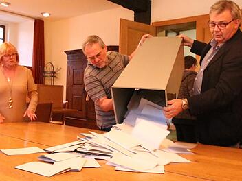 Die Wahlhelfer Christl Pottler, Dietmar Herrnleben und Anton Aumüller (von links) in Zeil leeren kurz nach Schließung der Wahllokale am Wahl-Sonntag um 18 Uhr den Behälter mit den Stimmzetteln aus. Kurz darauf beginnt die Stimmzählung.Andreas Lösch