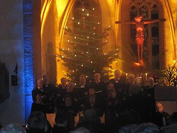 Besinnliche Stimmung kam beim Weihnachtskonzert in der illuminierten  Dreifaltigkeitskirche  Aschach auf. Foto: Gudrun Schmitt