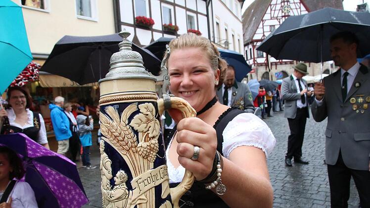 die Schützen einen kräftigen Schluck aus ihrem Festkrug. Foto: J. Hofbauer
