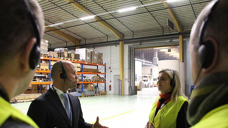 Björn Schumacher führt durch die Produktion der Voll- und Wellpappe. Rudel