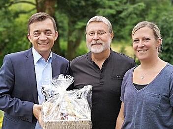 Verabschiedete sich nach 40 Jahren in den Ruhestand: Alexander Hümmrich-Korm mit seiner Tochter und Nachfolgerin Christine Müller-Hümmrich und Bürgermeister Jens Korn.  Foto: privat