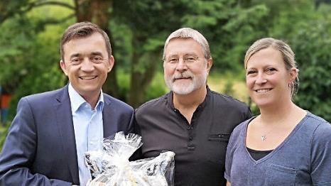 Verabschiedete sich nach 40 Jahren in den Ruhestand: Alexander Hümmrich-Korm mit seiner Tochter und Nachfolgerin Christine Müller-Hümmrich und Bürgermeister Jens Korn.  Foto: privat