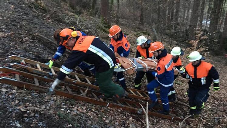 Glücklicherweise nur eine der Übungen 2018: "Verunglückter Waldarbeiter" wird   geborgen.   Thomas Hüfner