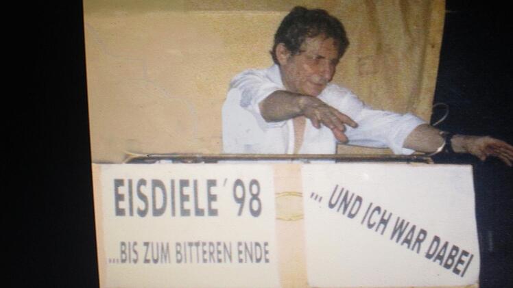 Ex-Eisdielen-Pächter Elias Yayannis, der - selbst wehmütig - die Hammelburger Kult-Disco schließt.  Foto: Benny Schlicker