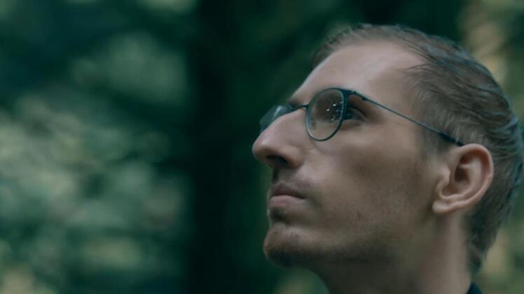 Mystische Szenerie: in dem Kurzfilm "Solo" musiziert der Coburger Pianist und Komponist Andreas Wolff mitten in einem Wald. Gedreht wurde der Streifen in Wales.Foto: Screenshot aus dem Film