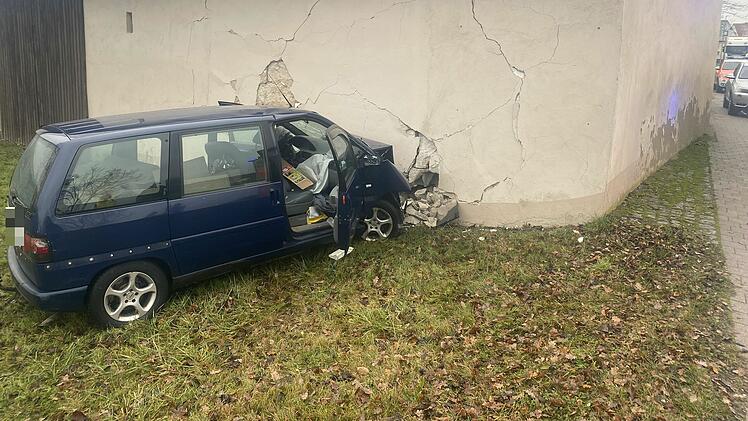 Unfall im Landkreis Bamberg: Frontal gegen Scheune gefahren