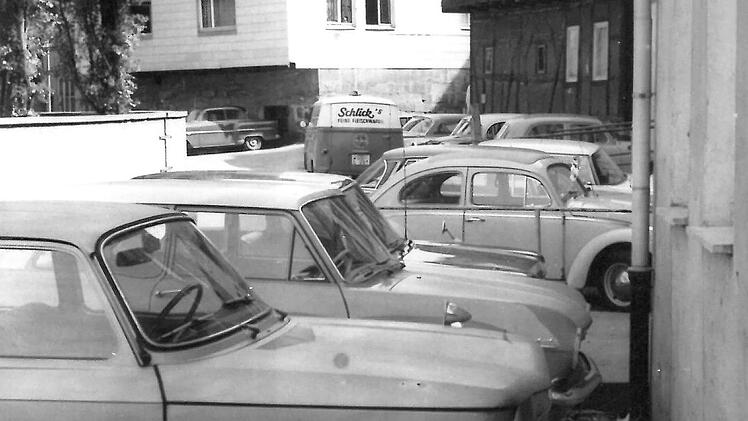 Den neu geschaffenen "Parkplatz" auf dem ehemaligen Flussbett im Lohgraben hinter der Hauptpost nahmen die Coburger gerne an.Foto: Tageblatt-Archiv