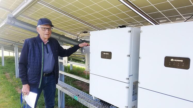 Günter Köth, einer der drei Vorstände der Münnerstädter Energiegenossenschaft zeigt, wo Wechselrichter fehlen. Foto: Heike Beudert