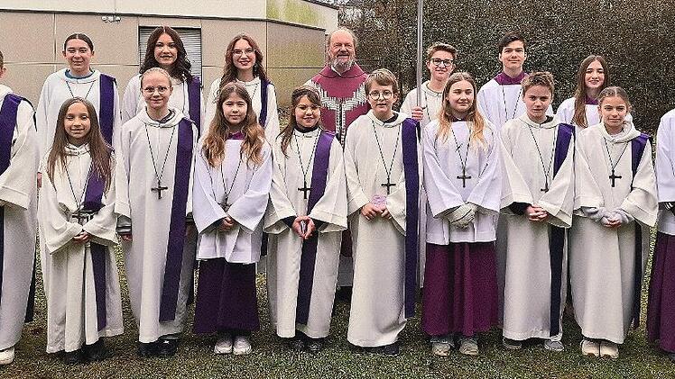 Pfarrvikar Karl Feser und 16 Ministranten, darunter die beiden neuen Minis Josefine Back und Linus Ke&szlig;.