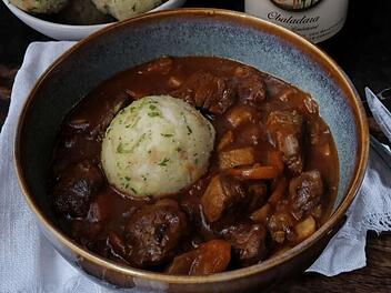 biergulasch-knoedel.jpg