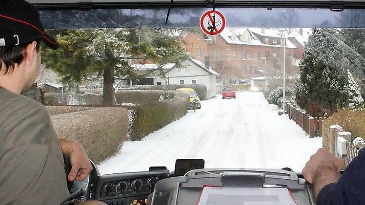 Die Straße Am Bleichanger aus der Fahrerkabine gesehen: An dem roten Auto hinten wird Fahrer Oliver Seyfarth später rückwärts vorbei rangieren, weil es am Ende der Straße keine Wendemöglichkeit gibt.