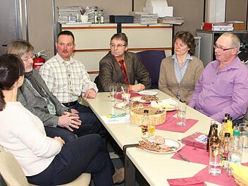 Traditionell am Rosenmontag besuchen Vertreter der Landwirtschaft die Redaktion des Fränkischen Tages. Diesmal unterhielten sich (von rechts) Erwin Schwarz, Rosa Zehnter, Frank Menzner, Rainer Wittmann und Guido Winter mit den Redaktionsmitgliedern, wie Corinna Igler.Foto: Jan Koch