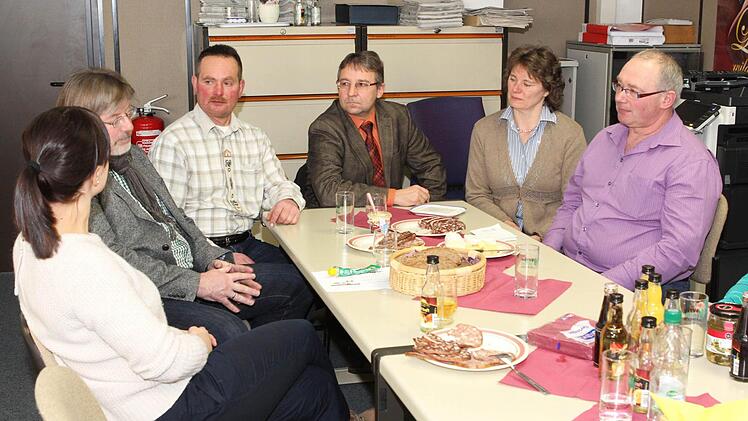 Traditionell am Rosenmontag besuchen Vertreter der Landwirtschaft die Redaktion des Fränkischen Tages. Diesmal unterhielten sich (von rechts) Erwin Schwarz, Rosa Zehnter, Frank Menzner, Rainer Wittmann und Guido Winter mit den Redaktionsmitgliedern, wie Corinna Igler.Foto: Jan Koch