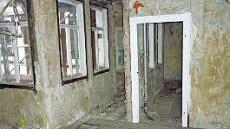 Der innenliegende Flur legte den Umbau zu kleinen Einzimmerwohnungen nahe.