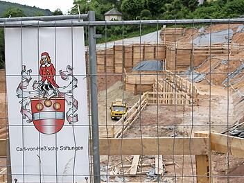 Am Hang oberhalb der Baugrube des Hauses Waldenfels regt sich zwar wieder etwas, allerdings geht es vorerst weiterhin nur um Sicherungsmaßnahmen und noch nicht um die Rohbauarbeiten. Foto: Ralf Ruppert