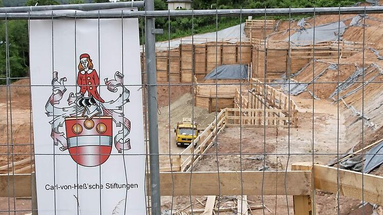 Am Hang oberhalb der Baugrube des Hauses Waldenfels regt sich zwar wieder etwas, allerdings geht es vorerst weiterhin nur um Sicherungsmaßnahmen und noch nicht um die Rohbauarbeiten. Foto: Ralf Ruppert