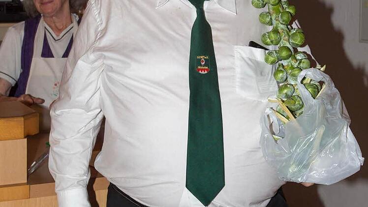 Statt Rosen erhielt der Obersch&uuml;tzenmeister Fritz Turnwald ein St&auml;mmchen Rosenkohl als Dank f&uuml;r sein Engagement.