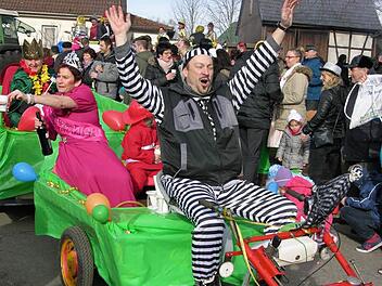 Helau - beim zehnten Faschingsumzug in Weischau war die Hölle los! Fotos: Klaus Oelzner