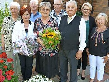 Hans und Marga Amschler sind seit 60 Jahren gl&uuml;cklich verheiratet. Unser Bild zeigt sie im Kreis der Gratulanten.  Foto: Werner Rei&szlig;aus