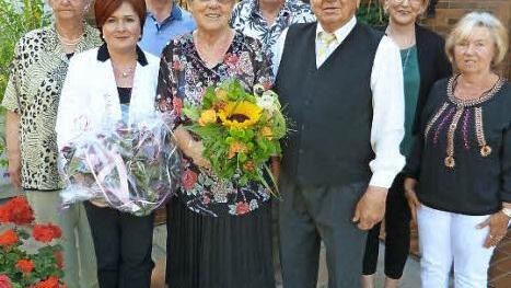 Hans und Marga Amschler sind seit 60 Jahren gl&uuml;cklich verheiratet. Unser Bild zeigt sie im Kreis der Gratulanten.  Foto: Werner Rei&szlig;aus