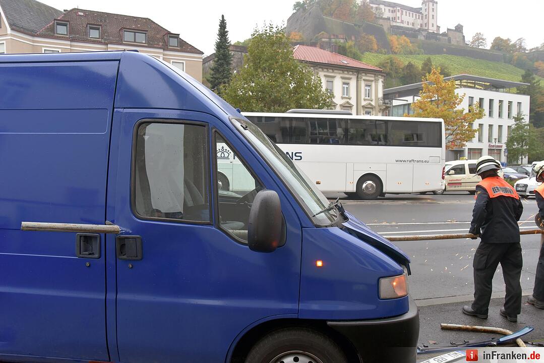 Unfall in Würzburg: Metallstange durchbohrt Kleintransporter