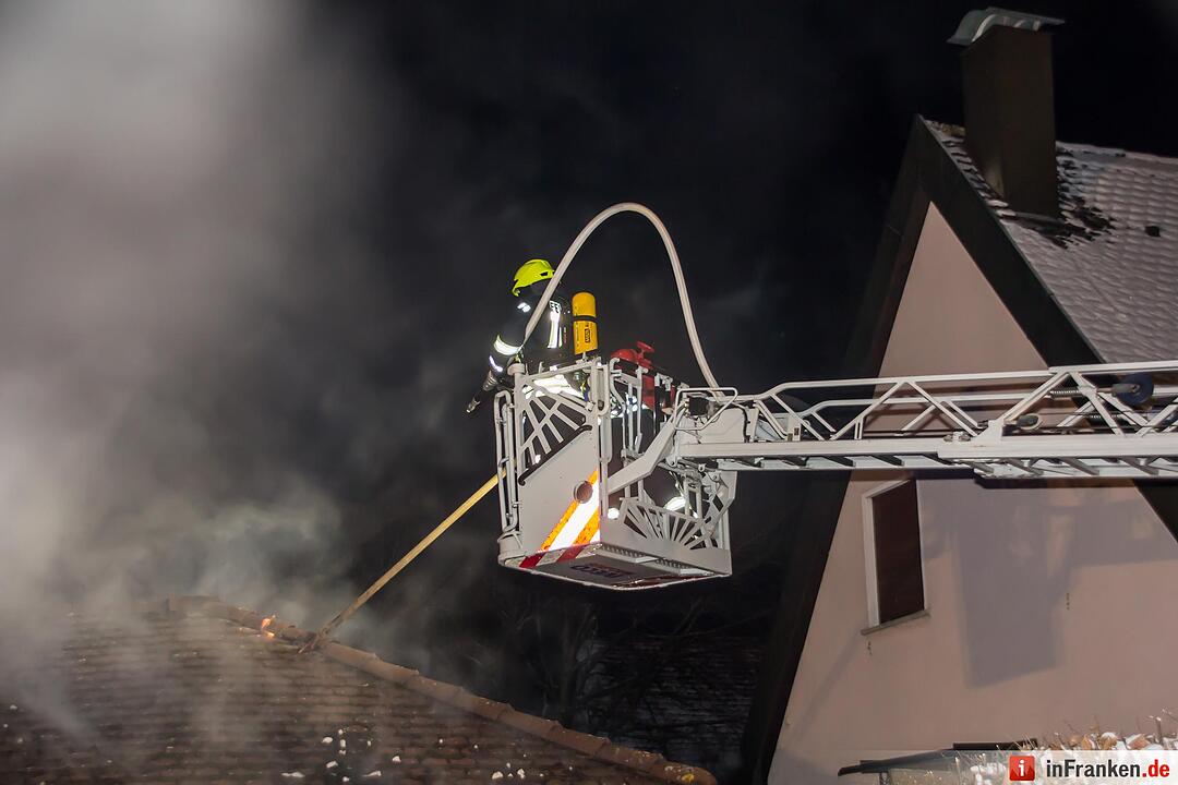 Rauchwolke über Baiersdorfer Wohngebiet - Dachstuhl einer Dreifachgarage in Brand