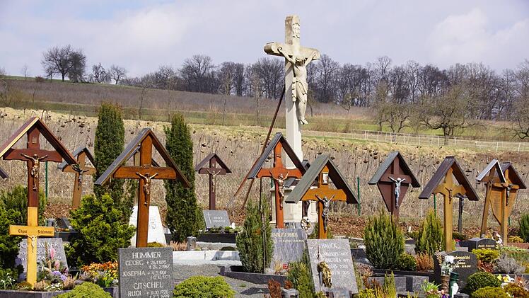 Nur Holzkreuze stehen auf den knapp 50 Gräbern im Friedhof Dippach und geben dieser Bestattungseinrichtung damit ein ganz besonderes Flair.Sabine Weinbeer