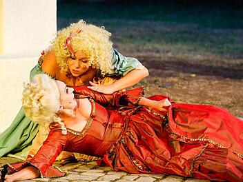 Kammerzofe Susanne (Stefanie Masnik, rechts oben) kann sich auf die weibliche Solidarität ihrer Herrin, der Gräfin Rosina (Susanne Rösch, vorne), verlassen.Fotos: Matthias Hoch