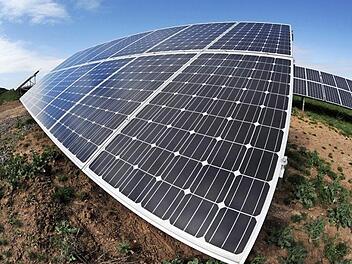 Abgelehnt wurden die Anträge auf Errichtung von Solarparks im Landschaftsschutzgebiet. Dass in eben diesem aber eine Ferienhausanlage entstehen soll, wundert die Grünen. Symbolfoto: Matthias Rietschel, dapd