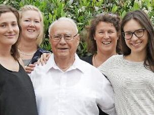 Lucia, Svenja, Nicole und Leonie (von links) genießen sichtlich das Zusammensein mit Jubilar Egon Merkel.  Foto: Manja von Nida