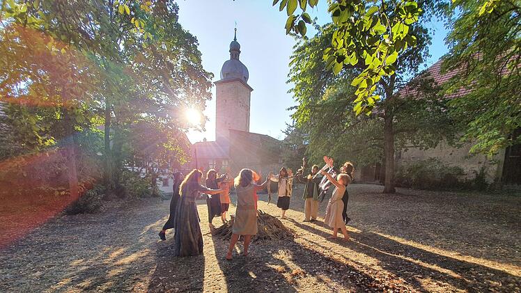 Eine Schlüsselszene ist der Hexensabbat im Probstenhof.