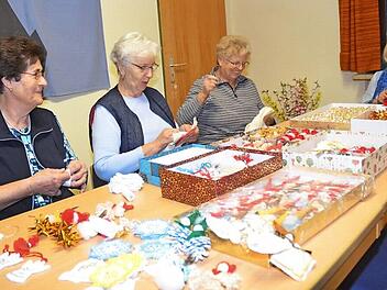 Die vier Damen des "Hardanger Stickkreises" engagieren sich seit 2012 für die Benefizaktion "Sternstunden" und basteln derzeit für den Christkindlesmarkt in Nürnberg. Von links Luise Neubauer, Helga Kießling, Ilse Höring und Ursula Schmitt. Foto: K.- H. Hofmann