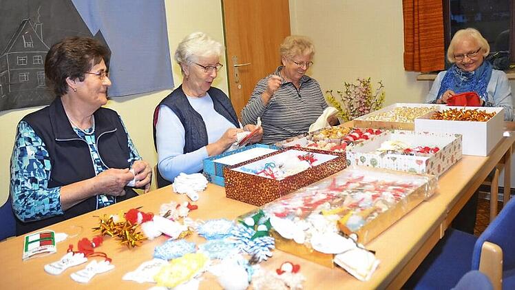 Die vier Damen des "Hardanger Stickkreises" engagieren sich seit 2012 für die Benefizaktion "Sternstunden" und basteln derzeit für den Christkindlesmarkt in Nürnberg. Von links Luise Neubauer, Helga Kießling, Ilse Höring und Ursula Schmitt. Foto: K.- H. Hofmann